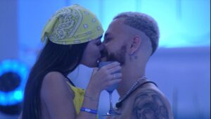 BBB23: Larissa e Fred dão primeiro beijo durante festa