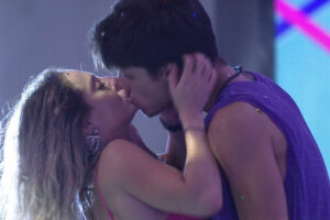 Bruna Griphao e Gabriel se beijam na primeira festa do BBB 23