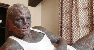 Homem conhecido como ‘Alien Negro’ diz que a mãe o aceita como ele é