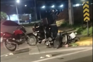 Entregador morre ao ser atingido por picape em alta velocidade enquanto trabalhava, em Manaus