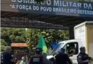 Em Manaus, bolsonaristas acampados em frente ao CMA se revoltam com decisão de serem retirados