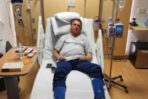 Médico de Bolsonaro diz que ex-presidente terá de passar por nova cirurgia ao retornar ao Brasil