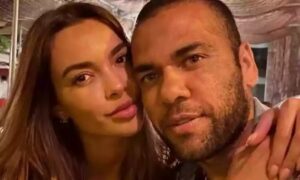 Esposa de Daniel Alves visita o jogador na prisão, diz TV espanhola