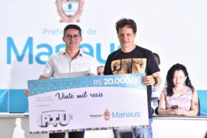 David Almeida realiza entrega dos cheques simbólicos aos ganhadores da campanha IPTU Premiado 2022