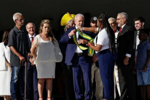 Catadora que passou faixa para Lula sofre ataques por ter fotos na Europa