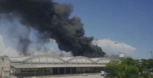 Incêndio atinge galpão no terminal de cargas do aeroporto Galeão, no Rio