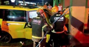 Homem morre após pegar carro de cantor em oficina e atingir coluna de avenida em Manaus