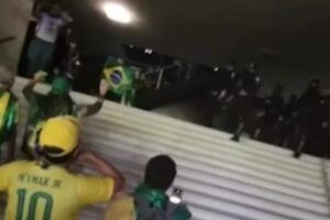 Vídeo mostra PMs deixando bolsonaristas invadirem Congresso Nacional