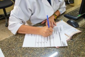 Unidades de saúde emitem declaração para crianças com cartão de vacina atualizado necessário para volta às aulas