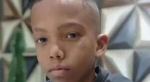 ‘Ele morreu nos braços da irmã’, diz mãe de criança morta com golpe de faca por amigo de 7 anos