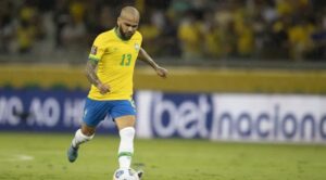 Defesa de Daniel Alves apresenta recurso e acredita que jogador deixe a prisão dentro de um mês