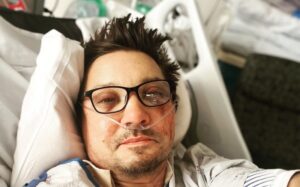 Jeremy Renner publica primeira imagem nas redes sociais após grave acidente