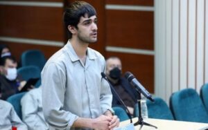 Após livrar jogador da forca, Irã executa campeão de karatê de 21 anos por protestar