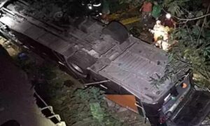 Ônibus com time de futebol despenca de ponte e deixa quatro mortos 