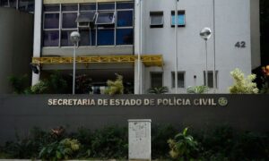 Polícia indicia 5 por morte de menina imprensada por carro alegórico