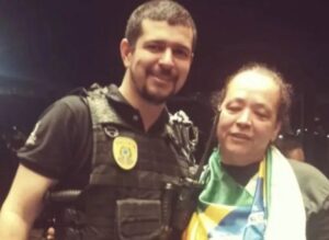 Policial legislativo posa com terrorista em invasão ao Senado
