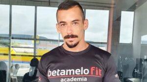 Instrutor de academia erra série, cai de cabeça e é achado morto