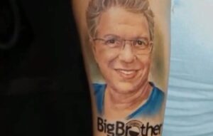 Mulher faz tatuagem com rosto de Boninho para tentar entrar no BBB: ‘Tenho esperança’