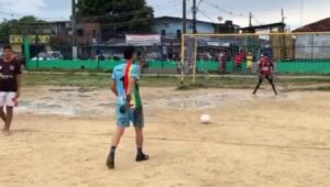 Dois morrem e cinco ficam feridos durante partida de futebol que estava sendo transmitido ao vivo, em Manaus