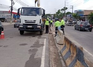 Prefeitura de Manaus coíbe retorno irregular na Torquato com instalação de blocos de concreto