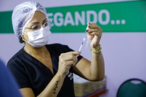 Após dois anos de vacina, AM vê taxa de mortalidade por Covid-19 cair de 24,6 para 0,07 por 100 mil habitantes