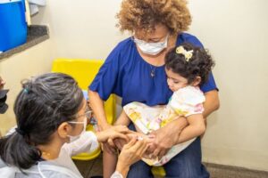 AM recebe 22,8 mil doses de vacina contra a Covid-19 autorizadas para crianças acima de 3 anos de idade