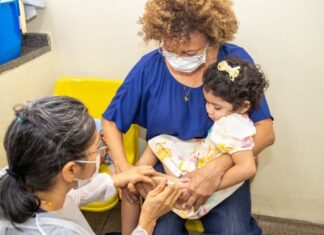 SUS volta a aplicar duas doses de reforço da vacina contra a pólio vacinacao bebes
