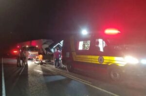 Acidente entre van e caminhão mata 12 pessoas em Tocantins