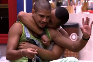 BBB 23: Bruno Gaga tenta beijar Gabriel de novo e web aponta assédio