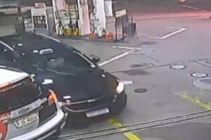 Taxista bate em viatura para chamar atenção de policiais e fugir de sequestro