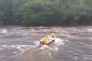 Vídeo mostra momento em que salva-vidas resgatam homem arrastado pela correnteza em Presidente Figueiredo