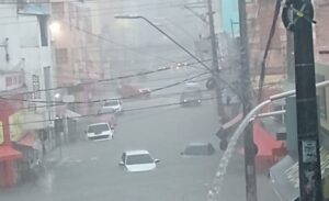 Ruas de Manaus ficam inundadas durante temporal desta quinta-feira (16)