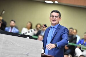 Decisão judicial suspende reajuste salarial de vereadores e prefeito de Manaus