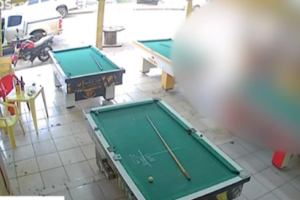 Dupla perde jogo de sinuca em bar, volta armada e mata sete pessoas