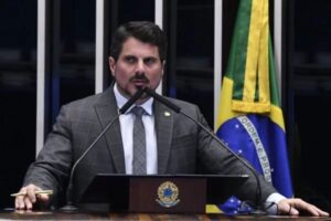 Senador Marcos do Val é levado para colocar tornozeleira eletrônica