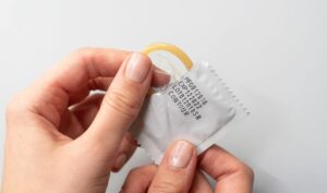 Anvisa suspende venda de lotes de preservativos após falha