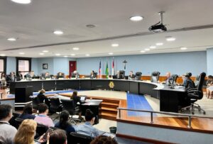 Destacando feitos do ex-governador, Pleno do TCE-AM presta homenagens a Amazonino Mendes
