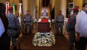 Funeral do ex-governador Amazonino Mendes é inicia no Teatro Amazonas e segue até a manhã de sábado