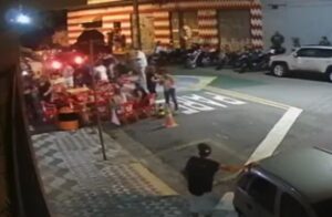 Homem atropela 3 pessoas após discussão por causa de cachorro