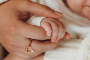 Seis bebês são internados e um recém-nascido morre após surto gripal em abrigo no DF