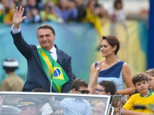Michelle Bolsonaro nega retorno de Bolsonaro: ‘Precisa descansar mais’