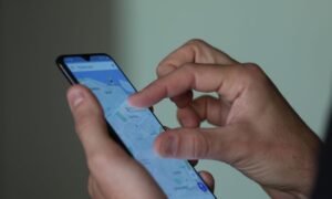 Mulher vê celular mexer sozinho e acaba levando golpe de R$ 41 mil