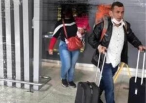 Imagens mostram líder de esquema com crianças alugadas em aeroporto