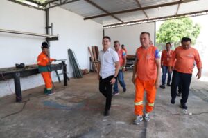 David Almeida visita a Semulsp e conhece projeto desenvolvido para reutilizar materiais