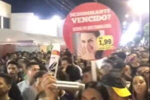 Carnaval: mulher vende aplicação de desodorante a R$ 1,99
