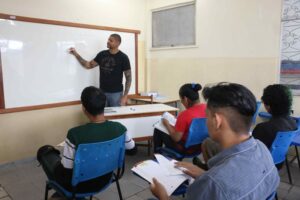 Jovens e adultos celebram formação no Ensino Médio na rede estadual