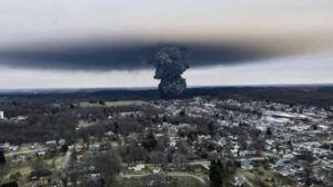 Acidente químico em Ohio, comparado a Chernobyl, pode ser o mais grave da história americana