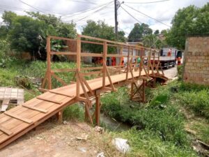 Seminf inicia construção de ponte de madeira no bairro Monte das Oliveiras