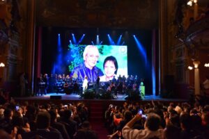 Roberto Carlos é homenageado com Prêmio Nobel de sustentabilidade no Teatro Amazonas