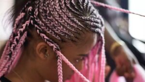 Anvisa proíbe pomadas para trançar cabelo após casos de cegueira temporária no Carnaval